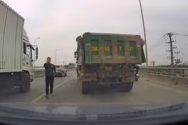 Cơ quan Công an tìm người liên quan vụ xe tải chèn ép ô tô con trên cầu vượt Bắc Hồng