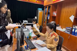 Ghi nhận tinh thần ‘liền mạch, tận tụy phục vụ nhân dân’ tại điểm đăng ký xe mô tô phường Văn Quán