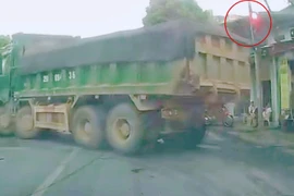 Từ phản ánh của người dân, tài xế xe tải vượt đèn đỏ trên Quốc lộ 32 bị xử lý