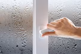 Những giải pháp hữu ích giữ nhà vệ sinh khô thoáng trong mùa nồm