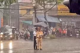 Ấm áp sắc áo vàng trong cơn mưa trắng trời Hà Nội