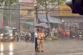 Ấm áp sắc áo vàng trong cơn mưa trắng trời Hà Nội