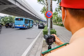 CSGT Hà Nội tăng cường tuyên truyền, hướng dẫn trên tuyến đường mới phân làn