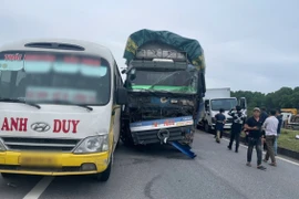 Xe tải va 5 ô tô trên cao tốc Hà Nội - Thái Nguyên