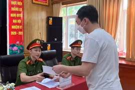 Vỡ òa niềm vui đón người thân được đặc xá tha tù trước thời hạn