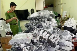 Giật mình những đôi tất ‘hàng hiệu’ được sản xuất tại nhà xưởng tạm bợ