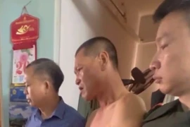 Khống chế đối tượng đâm người rồi cố thủ hơn 1 tiếng đồng hồ trong căn hộ chung cư Đặng Xá