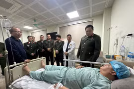 Giám đốc Công an Hà Nội thăm, động viên chiến sỹ thuộc lực lượng 141 bị thương trong khi làm nhiệm vụ