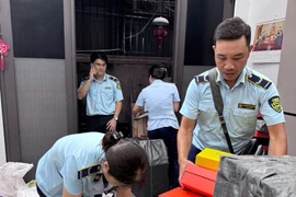 Giật mình hàng nghìn đôi giày dép 'hàng hiệu' thu giữ tại 2 cơ sở trên phố chùa Bộc