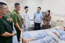 Thăm hỏi, trao Giấy khen của Giám đốc Công an thành phố Hà Nội tặng người lính phòng cháy dũng cảm