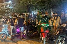 Cảnh sát 113 phối hợp xử lý kịp thời hiện tượng hàng quán 'bao vây' cổng trường học