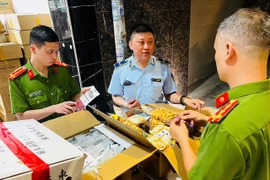 Tóm gọn lô kẹo socola, táo đỏ “trôi nổi” tại xã La Phù