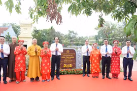 Gắn biển công trình chào mừng kỷ niệm 50 năm Ngày Giải phóng miền Nam, thống nhất đất nước