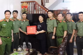 Công an Hà Nội tri ân các anh hùng liệt sỹ