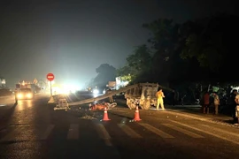 Bàng hoàng xe tự chế chở bó sắt dài hơn 12 mét gây tai nạn khiến 2 người thương vong