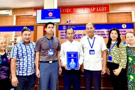 Trường hợp đầu tiên nhận Giấy phép xây dựng công trình nhà ở riêng lẻ ở phường Định Công