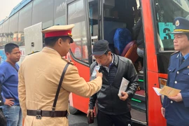 Kiểm tra đột xuất nồng độ cồn, ma túy các tài xế tại Bến xe Nước Ngầm