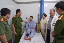 Lãnh đạo Công an thành phố Hà Nội thăm hỏi chiến sỹ bị thương trong khi làm nhiệm vụ