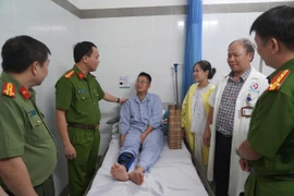 Lãnh đạo Công an thành phố Hà Nội thăm hỏi chiến sỹ bị thương trong khi làm nhiệm vụ