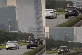 Lý giải của tài xế ô tô để cháu bé... ngồi trên nóc xe ở Hà Nội