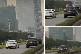 Lý giải của tài xế ô tô để cháu bé... ngồi trên nóc xe ở Hà Nội