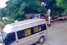 Xử lý tài xế xe khách vượt đường ngang, gây hư hỏng cần chắn barie