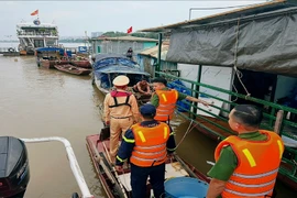 Trước cơn bão số 3, lực lượng Công an Hà Nội tăng cường kiểm tra, tuyên truyền dọc tuyến sông Hồng