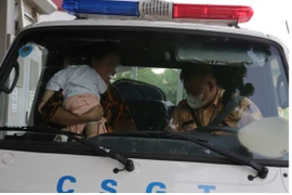 CSGT Hà Nội kịp thời hỗ trợ bé gái sốt cao đi cấp cứu