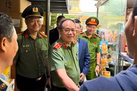 Giám đốc Công an Hà Nội kiểm tra, làm việc với các cơ sở sản xuất tại làng nghề La Phù 