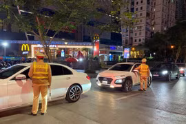 Chốt kiểm tra nồng độ cồn tối 27 Tết ở trục đường huyết mạch tại Hà Nội: Ít vi phạm!