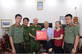 Công an Hà Nội thăm hỏi, tặng quà tri ân gia đình liệt sĩ Nguyễn Thái Bình 