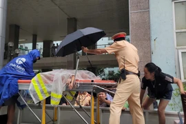 Giữa điểm ngập lụt, Cảnh sát giao thông nhận được lời “cầu cứu” từ tình nguyện viện Bệnh viện K