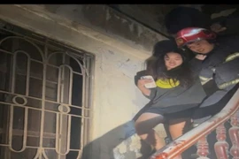 Kịp thời giải cứu 3 người trong vụ cháy nhà dân tại phố Thú Y 