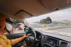 Cảnh sát giao thông Hà Nội phối hợp giúp đỡ người đàn ông vượt qua 'lằn ranh sinh tử'