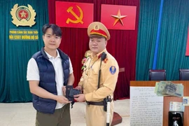 Rơi ví có tiền triệu, người đàn ông nhận lại ngay trong buổi tối