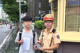 Nhận lại chiếc điện thoại bị mất, nam sinh Hà Nội viết thư cảm ơn CSGT