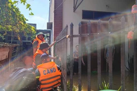 Gần trọn 1 ngày chia sẻ, động viên nhân dân và đồng đội ở vùng ngập lụt ngoại thành Hà Nội 