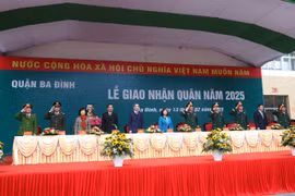 Lãnh đạo Công an thành phố Hà Nội chúc mừng tân binh lên đường nhập ngũ