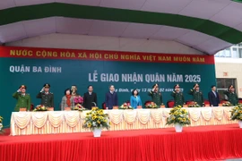 Lãnh đạo Công an thành phố Hà Nội chúc mừng tân binh lên đường nhập ngũ