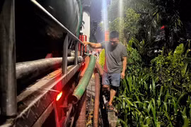 Truy lùng nhóm đối tượng xả trộm gần 50m3 chất thải xuống sông Tô Lịch