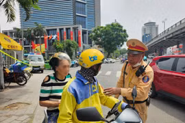 Kịp thời giúp đỡ cụ bà bị mệt trên đường giữa trời nắng