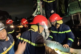 Khẩn trương cứu hộ 1 người bị kẹt cứng trên cabin xe tải biến dạng