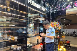 Gần 400 sản phẩm mỹ phẩm nghi vấn bất minh nguồn gốc trong cửa hàng trên phố Hàng Cá