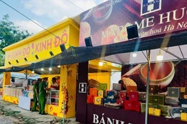 Tăng cường kiểm tra cửa hàng bánh Trung thu lấn chiếm vỉa hè