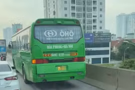 Xử phạt tài xế xe khách đi vào làn dừng xe khẩn cấp trên đường vành đai 3 trên cao