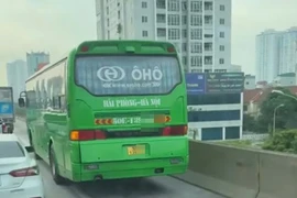 Xử phạt tài xế xe khách đi vào làn dừng xe khẩn cấp trên đường vành đai 3 trên cao