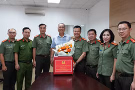 Ấm áp tình cảm giữa các thế hệ lãnh đạo Công an Hà Nội 