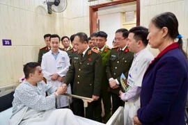 Giám đốc Công an thành phố Hà Nội thăm, động viên cán bộ bị thương trong khi làm nhiệm vụ