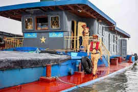 Cảnh sát đường thuỷ Hà Nội tuần tra xuyên lễ, bảo đảm an toàn giao thông