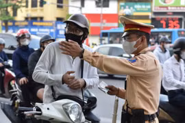 Phi xe máy lên hè đường để ‘tránh nắng, trốn tắc’, hàng loạt tài xế bị xử phạt